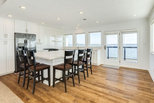 1301 Blue Heron Street, Bayou Vista, TX 77563