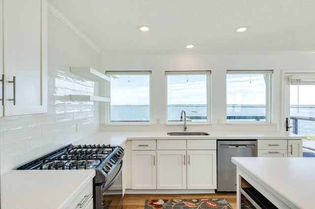 1301 Blue Heron Street, Bayou Vista, TX 77563