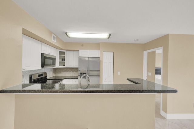 110 Yacht Club Way 105, Hypoluxo, FL 33462
