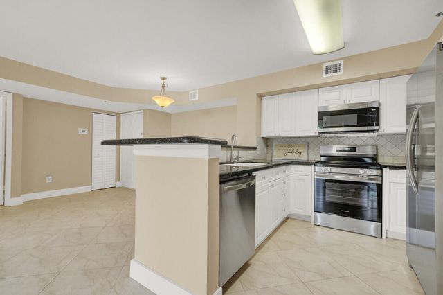 110 Yacht Club Way 105, Hypoluxo, FL 33462