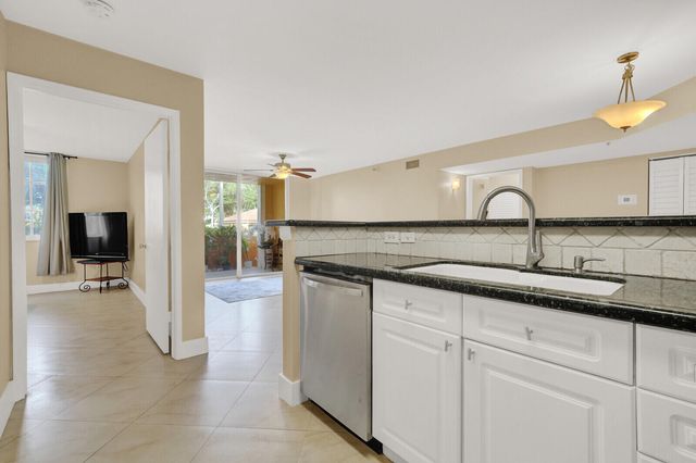 110 Yacht Club Way 105, Hypoluxo, FL 33462