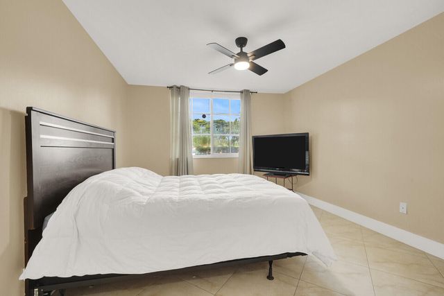 110 Yacht Club Way 105, Hypoluxo, FL 33462