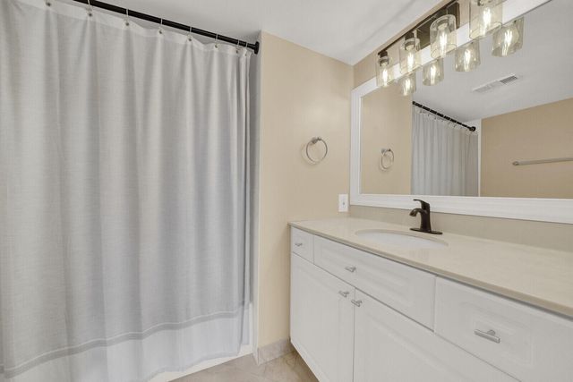 110 Yacht Club Way 105, Hypoluxo, FL 33462