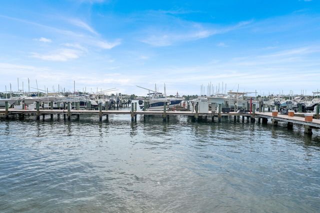 110 Yacht Club Way 105, Hypoluxo, FL 33462