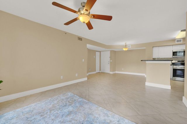 110 Yacht Club Way 105, Hypoluxo, FL 33462
