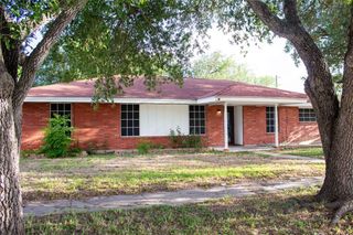 113 W Merriman St, Sinton, TX 78387