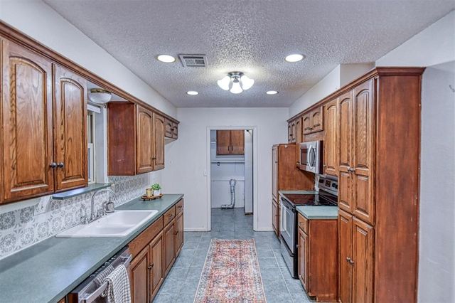 208 NE 18th Street, Moore, OK 73160