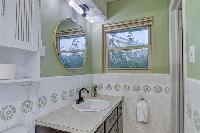 208 NE 18th Street, Moore, OK 73160