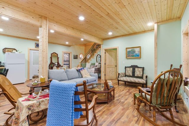 790 McSwain Branch Road, Irvine, KY 40336