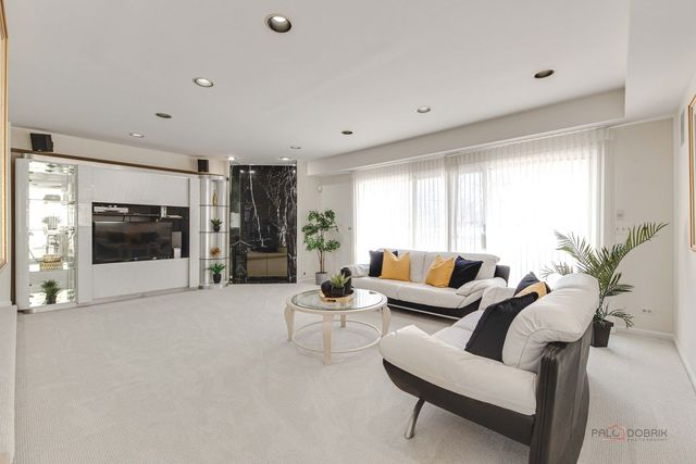 2111 Franklin Drive, Glenview, IL 60026