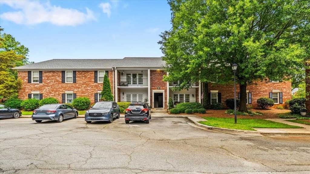 12 Fountain Manor Drive E, Greensboro, NC 27405