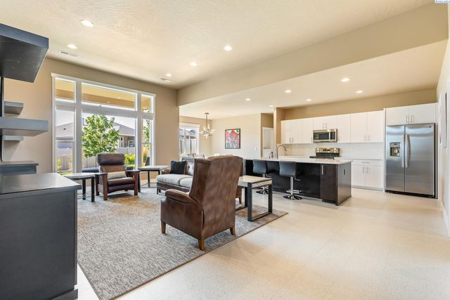 3729 S Van Buren Pl, Kennewick, WA 99338
