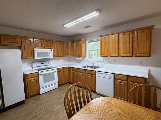 1304 Davis Avenue, Perry, GA 31069