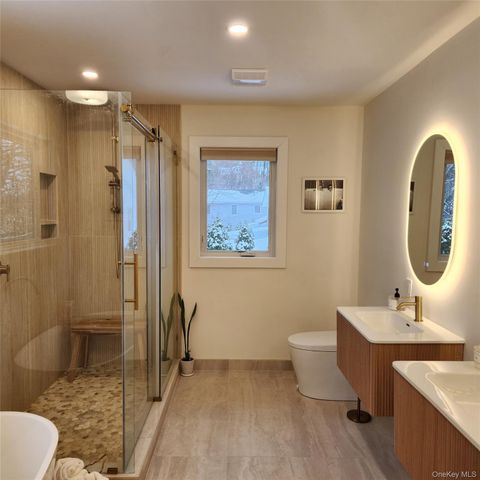 25 Lewis Lane, Port Washington, NY 11050
