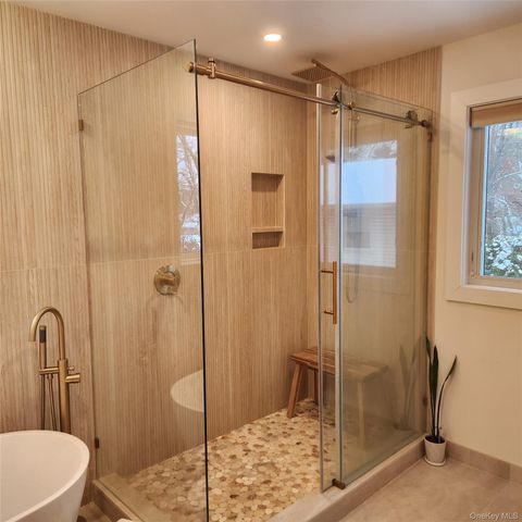 25 Lewis Lane, Port Washington, NY 11050