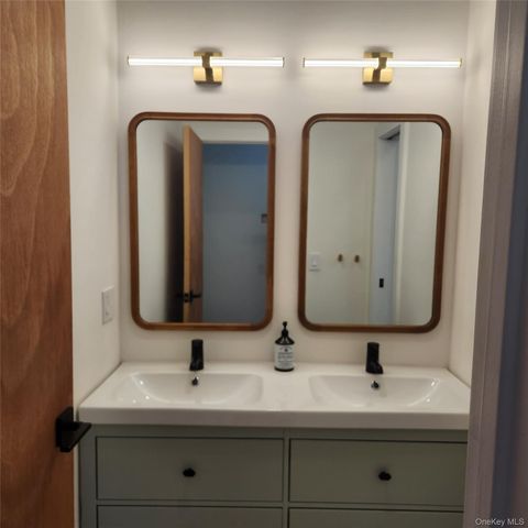 25 Lewis Lane, Port Washington, NY 11050