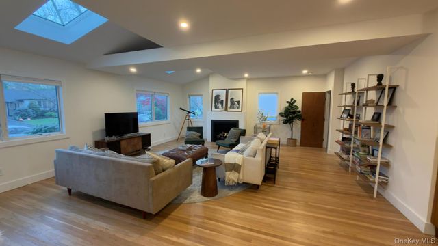 25 Lewis Lane, Port Washington, NY 11050