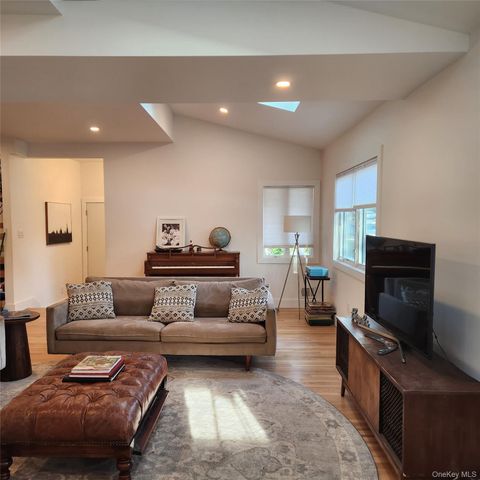 25 Lewis Lane, Port Washington, NY 11050