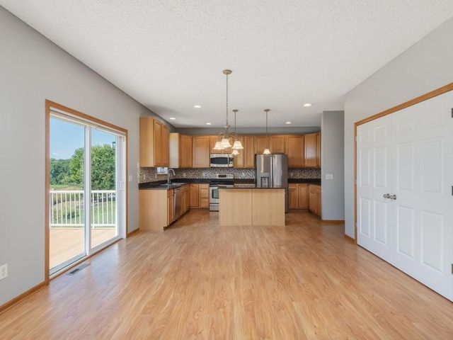 1511 Pembroke Pass, Chanhassen, MN 55317