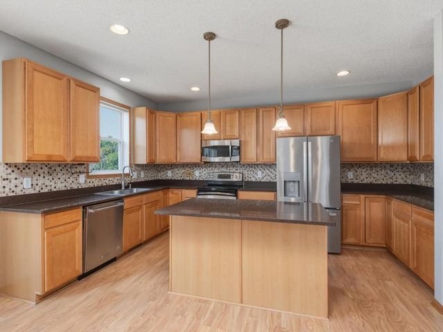 1511 Pembroke Pass, Chanhassen, MN 55317