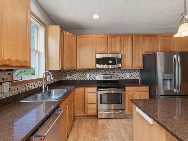 1511 Pembroke Pass, Chanhassen, MN 55317