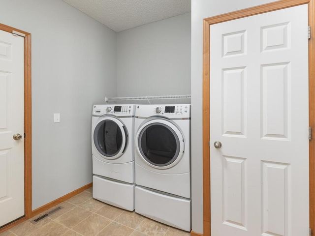 1511 Pembroke Pass, Chanhassen, MN 55317