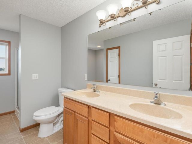 1511 Pembroke Pass, Chanhassen, MN 55317