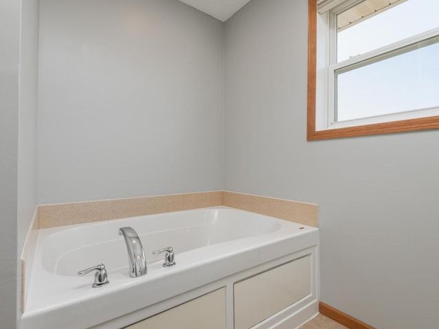 1511 Pembroke Pass, Chanhassen, MN 55317
