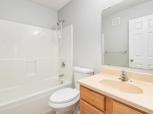 1511 Pembroke Pass, Chanhassen, MN 55317