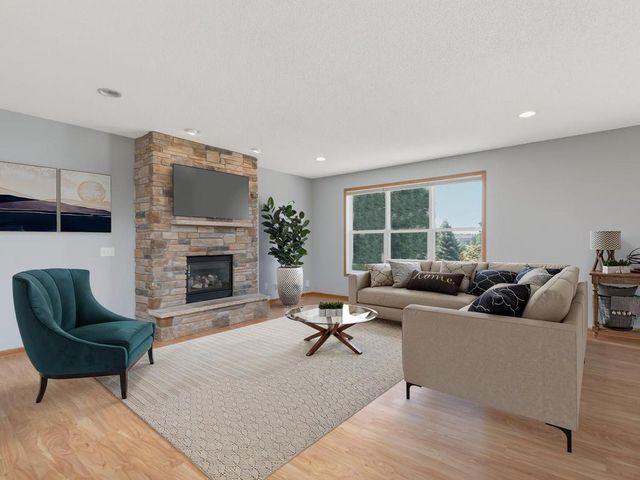 1511 Pembroke Pass, Chanhassen, MN 55317