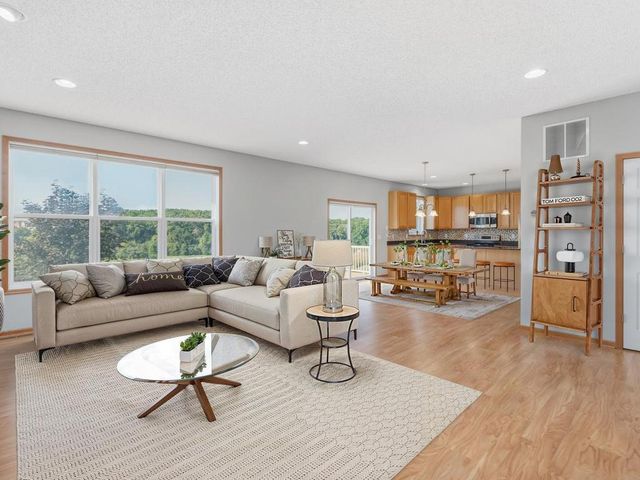 1511 Pembroke Pass, Chanhassen, MN 55317