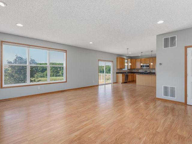 1511 Pembroke Pass, Chanhassen, MN 55317