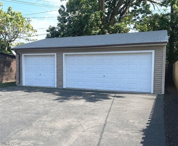 2173 Brown Road Down, Lakewood, OH 44107
