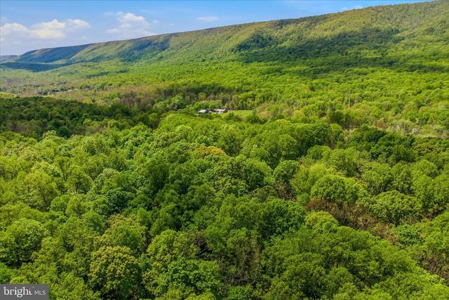 196 FLAGSTONE LN, Berkeley Springs, WV 25411