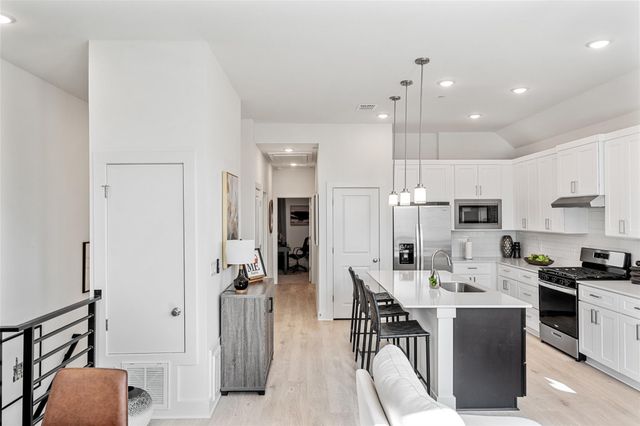 200 W 56th ST 7104, Austin, TX 78751