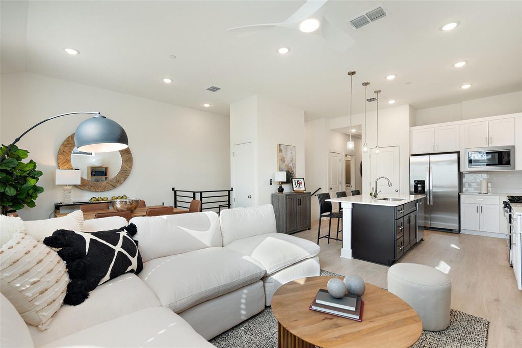 200 W 56th ST 7104, Austin, TX 78751