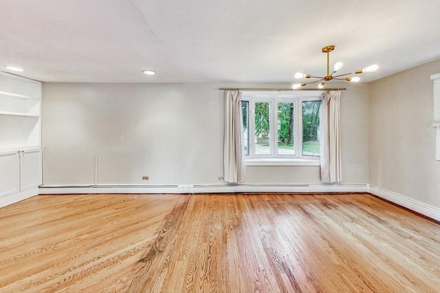 129 E 55th Street, Westmont, IL 60559