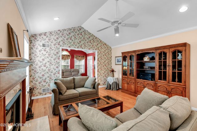 2 Wellington Lane, Lakewood, NJ 08701