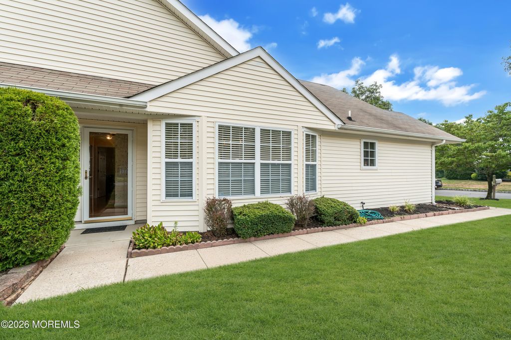 2 Wellington Lane, Lakewood, NJ 08701