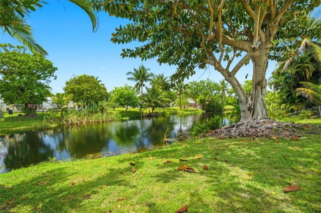 920 NW 92nd Ave, Pembroke Pines, FL 33024