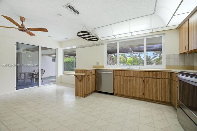 920 NW 92nd Ave, Pembroke Pines, FL 33024