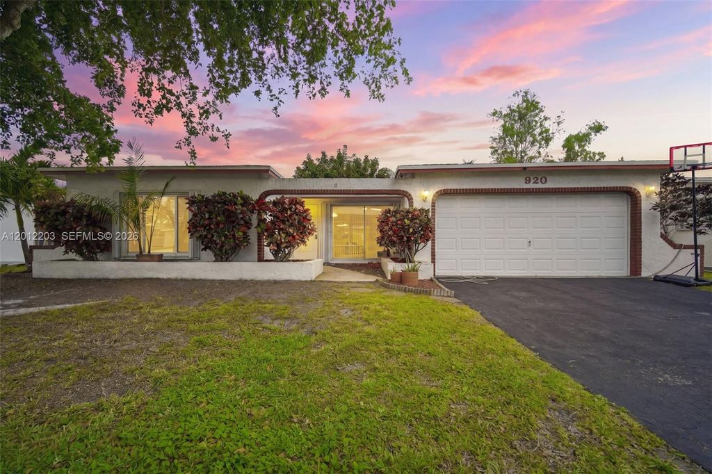 920 NW 92nd Ave, Pembroke Pines, FL 33024