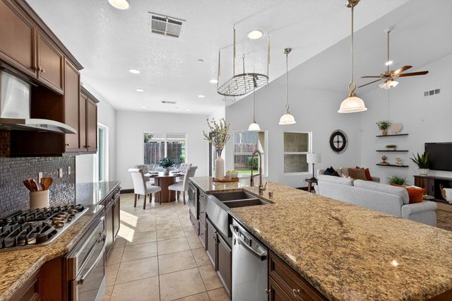 7233 W San Carlos Avenue, Fresno, CA 93723