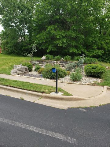 5396 S Woodfield Avenue, Springfield, MO 65810