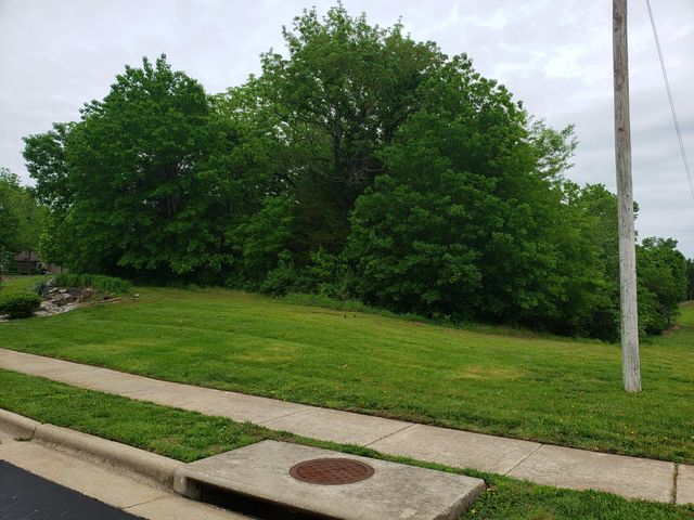 5396 S Woodfield Avenue, Springfield, MO 65810