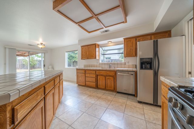 2166 Wicklow Street, Redding, CA 96001