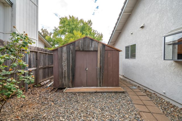 2166 Wicklow Street, Redding, CA 96001