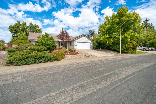2166 Wicklow Street, Redding, CA 96001