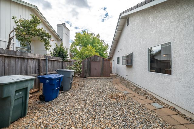 2166 Wicklow Street, Redding, CA 96001