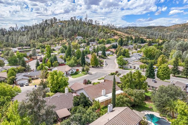 2166 Wicklow Street, Redding, CA 96001